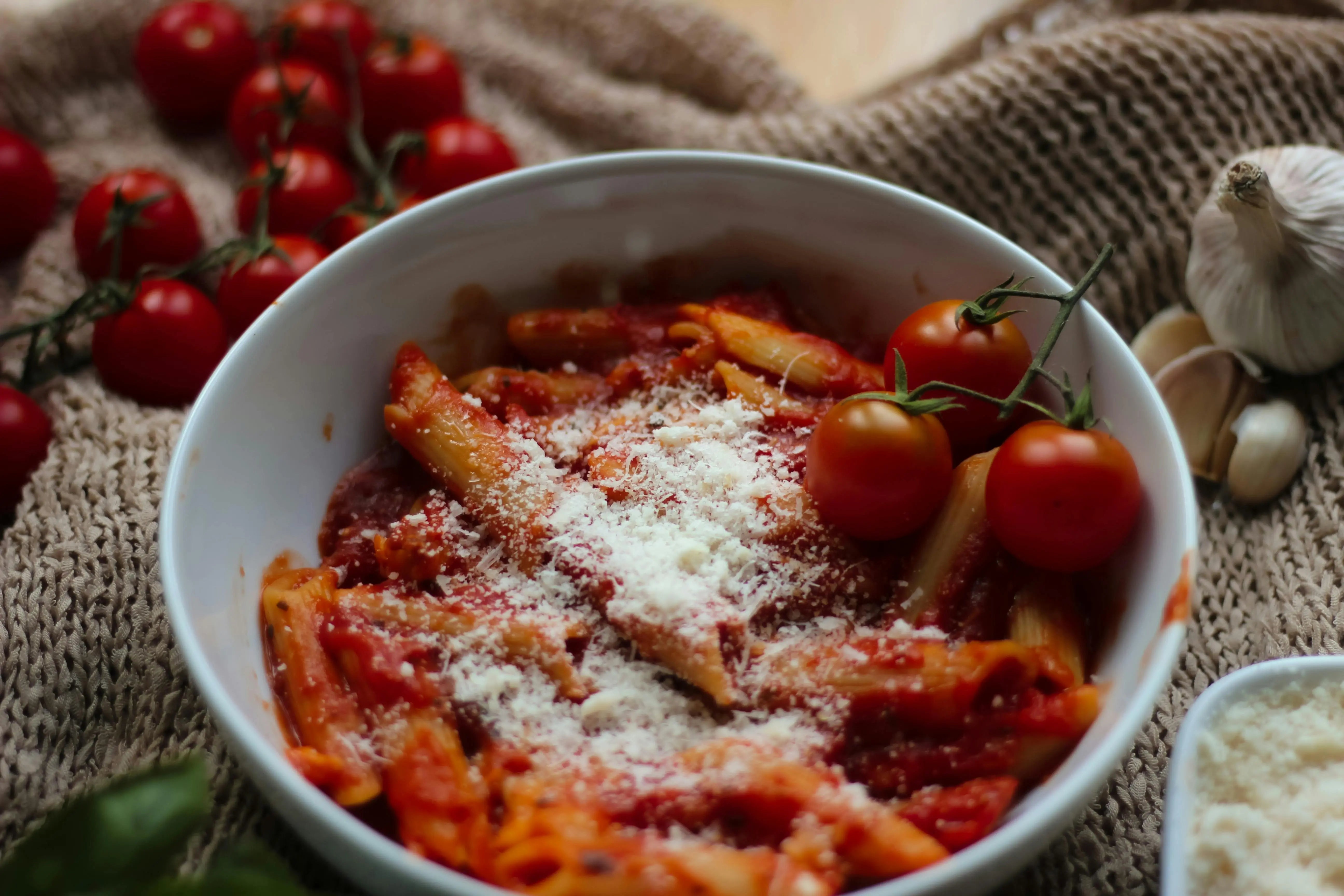 PENNE RIGATE MAKARONAI SU POMIDORAIS IR ČESNAKU